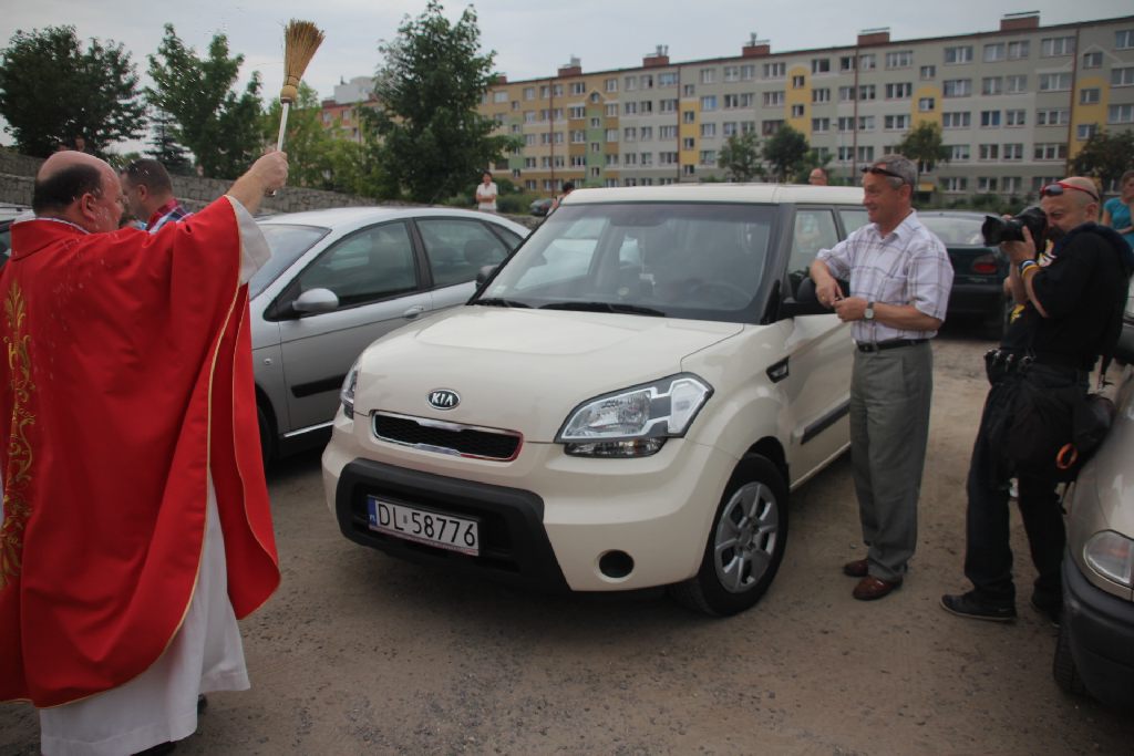 Święcenie pojazdów przed kościołem