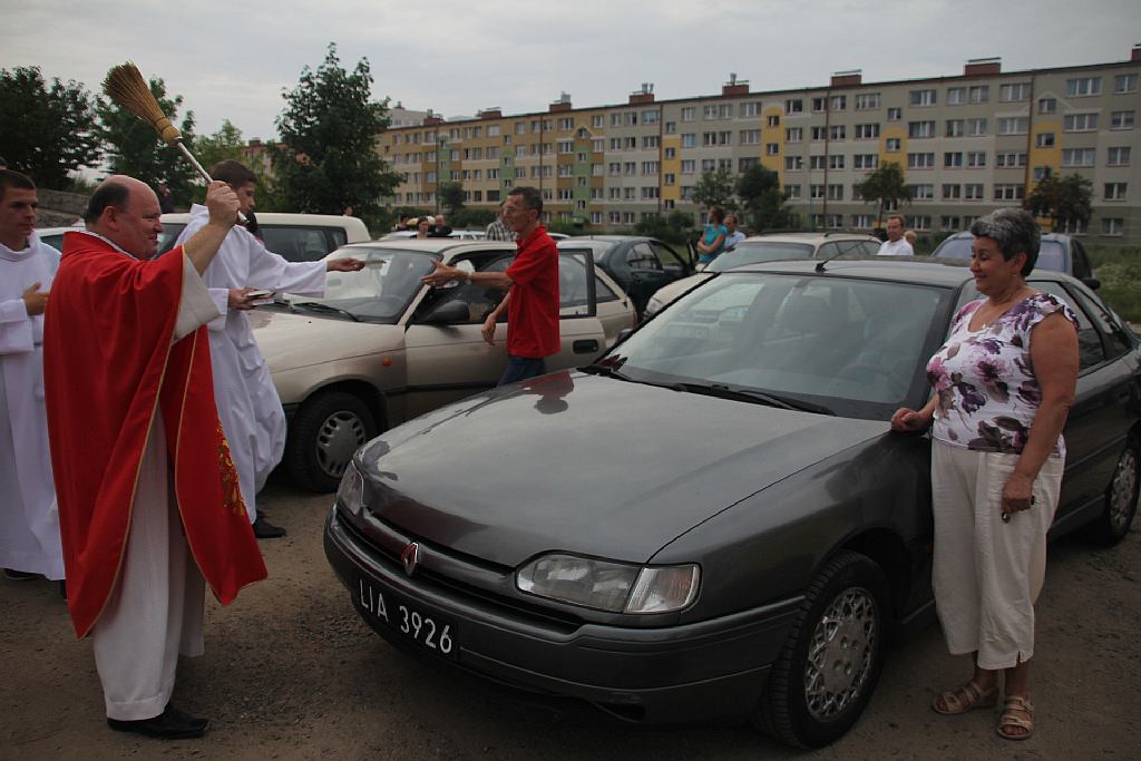 Święcenie pojazdów przed kościołem