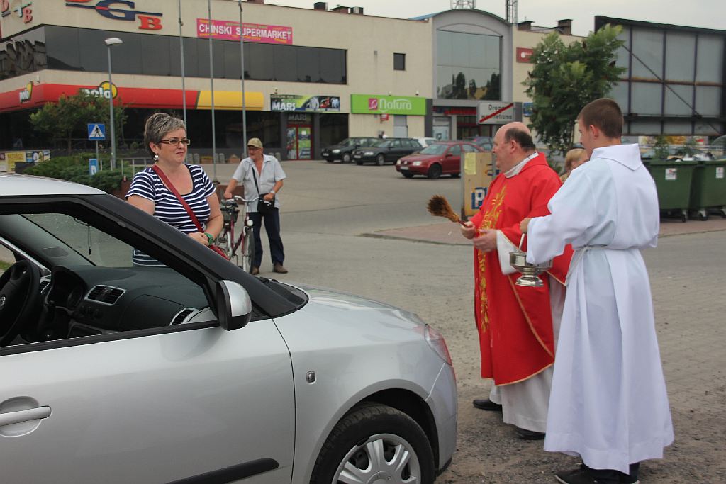 Święcenie pojazdów przed kościołem