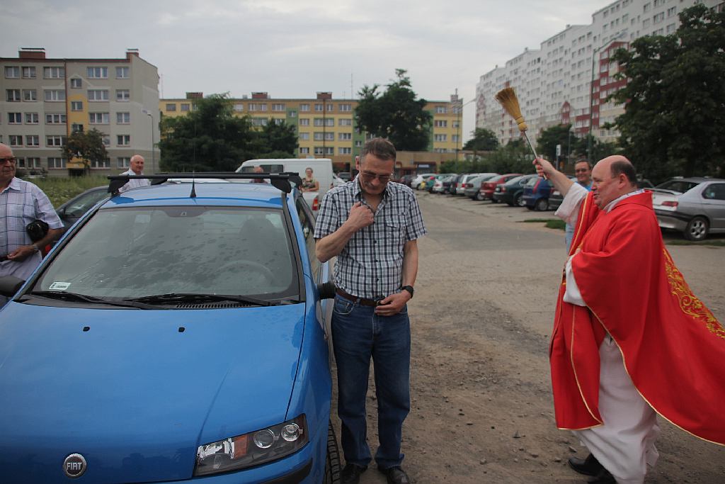 Święcenie pojazdów przed kościołem