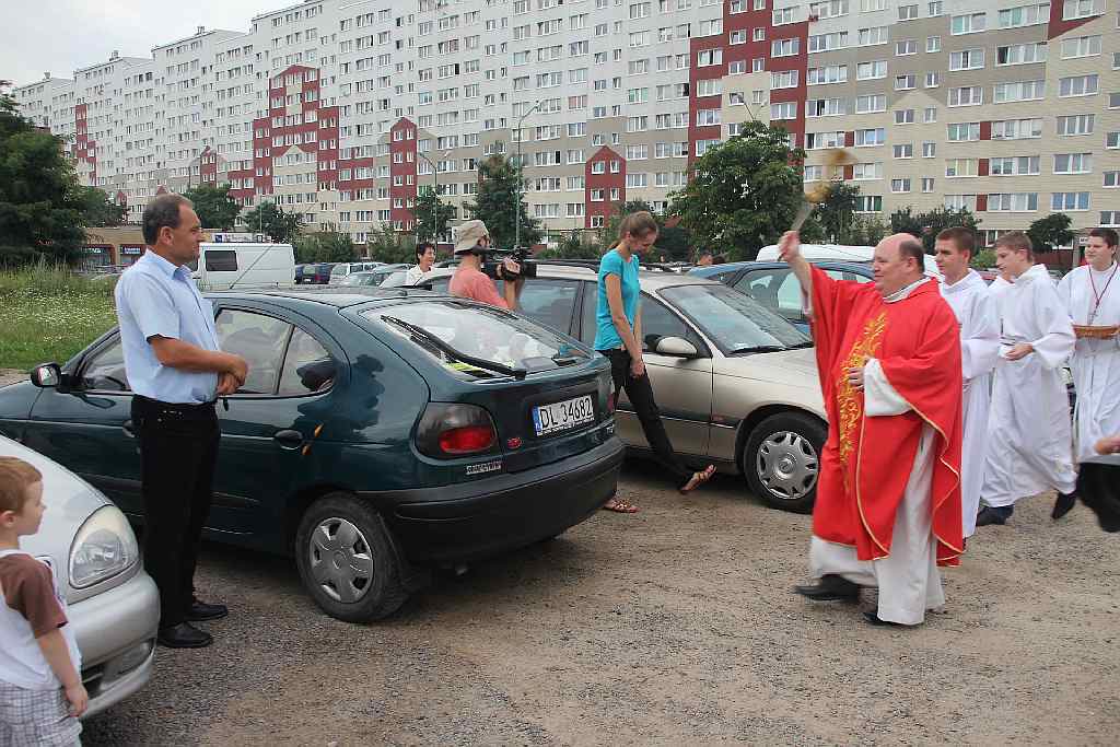 Święcenie pojazdów przed kościołem