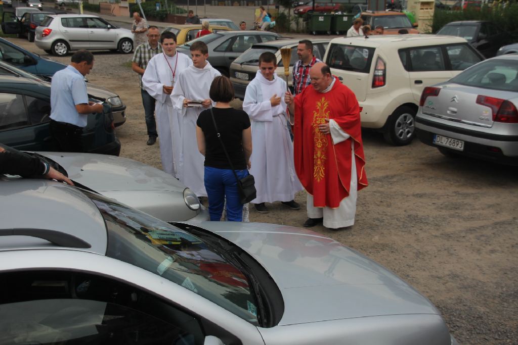 Święcenie pojazdów przed kościołem