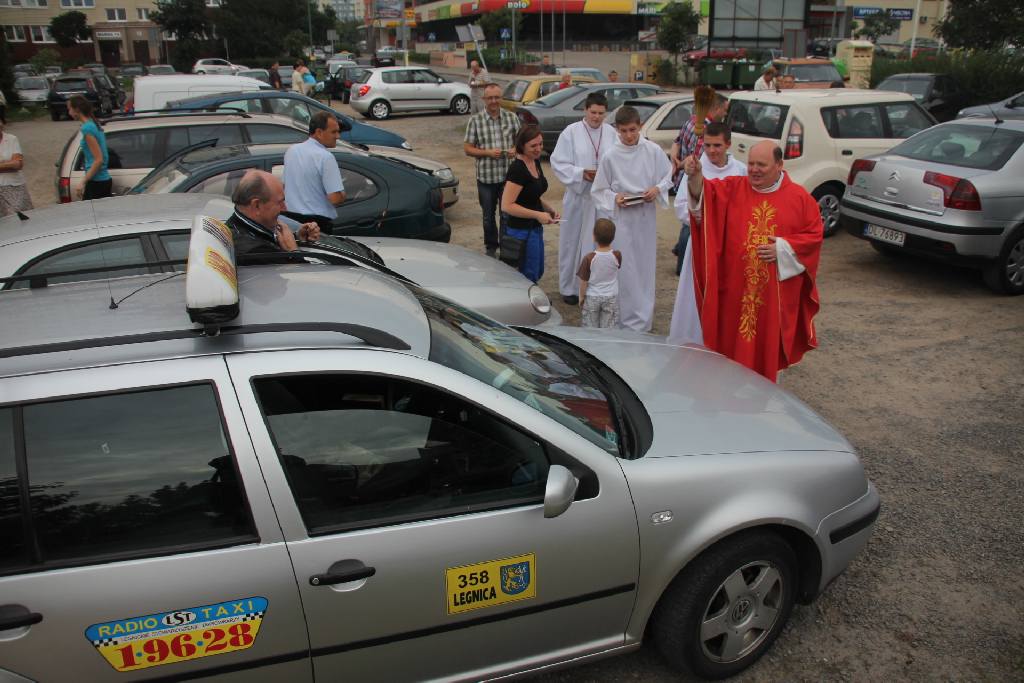Święcenie pojazdów przed kościołem