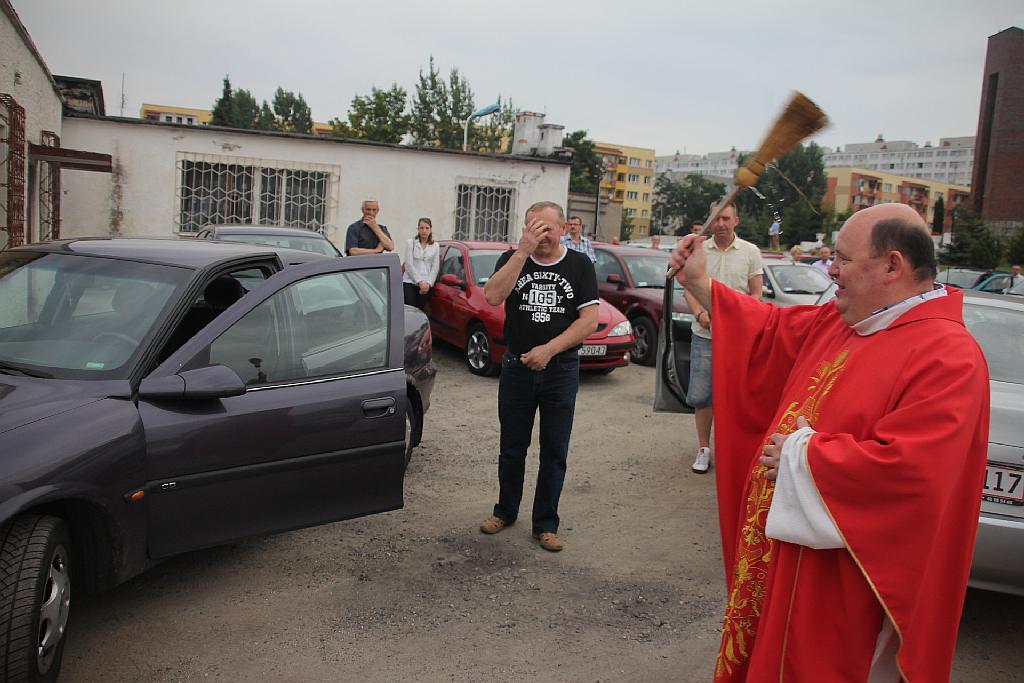 Święcenie pojazdów przed kościołem