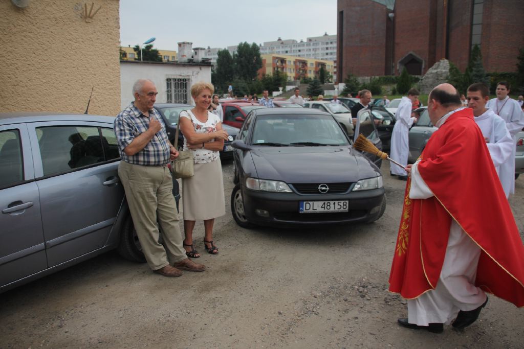 Święcenie pojazdów przed kościołem