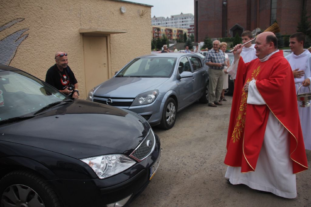 Święcenie pojazdów przed kościołem