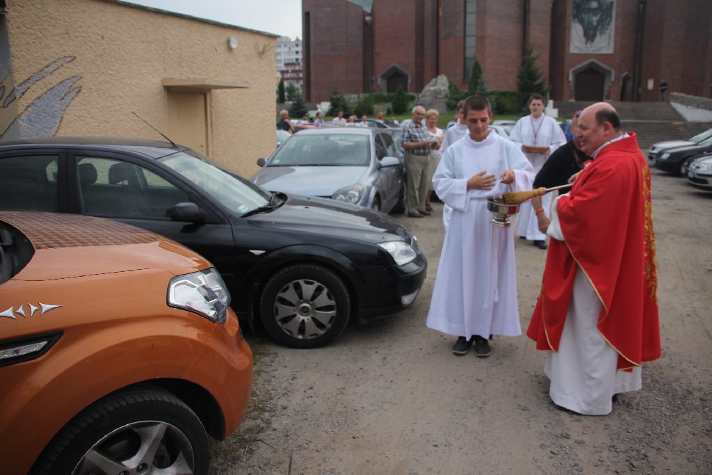 Święcenie pojazdów przed kościołem