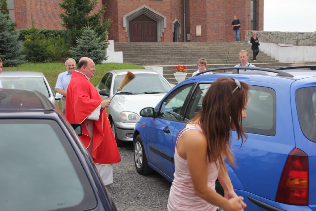 Święcenie pojazdów przed kościołem