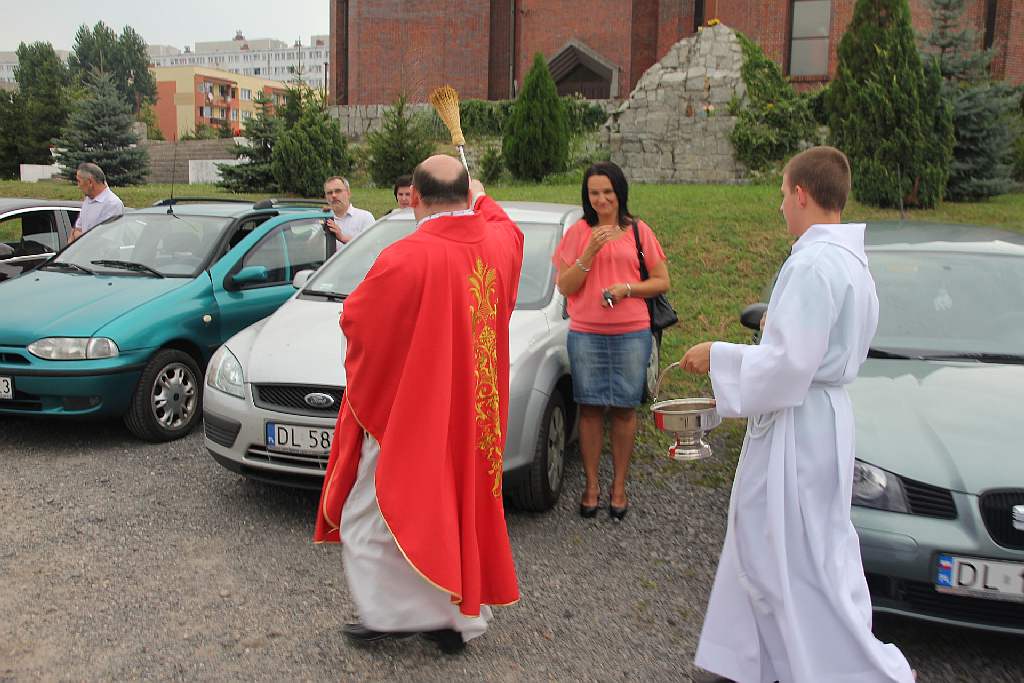 Święcenie pojazdów przed kościołem