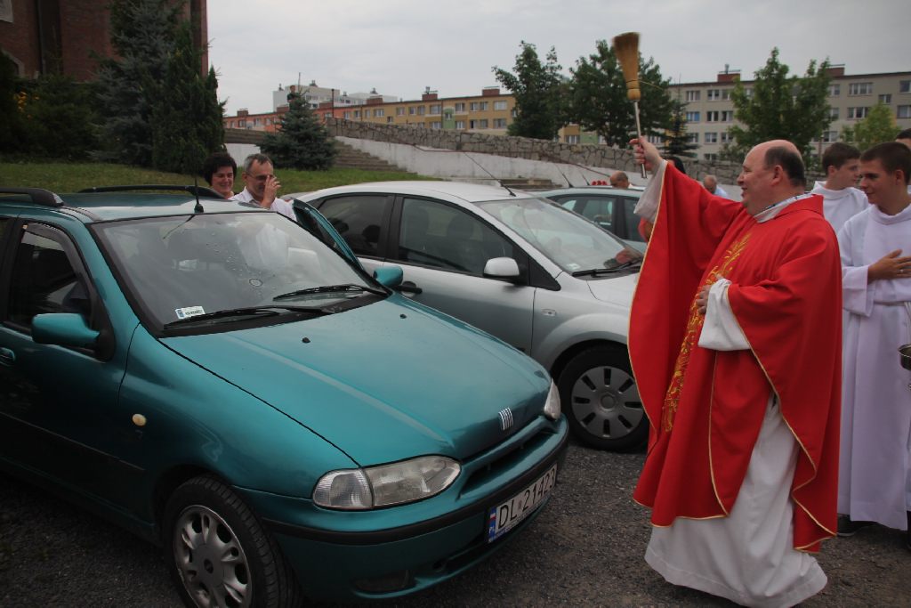 Święcenie pojazdów przed kościołem