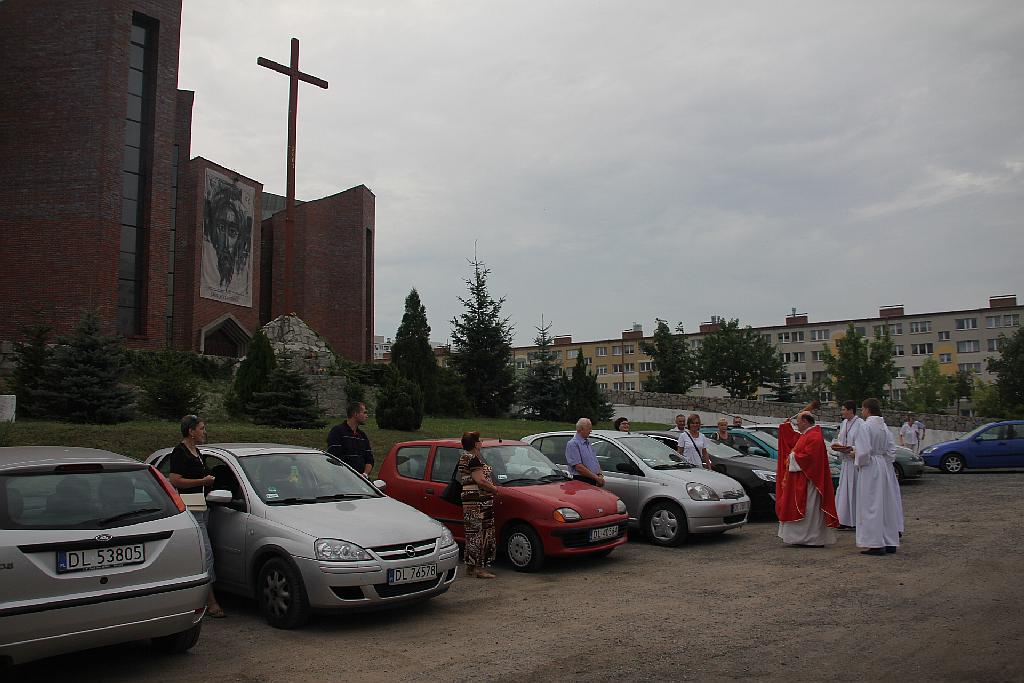 Święcenie pojazdów przed kościołem