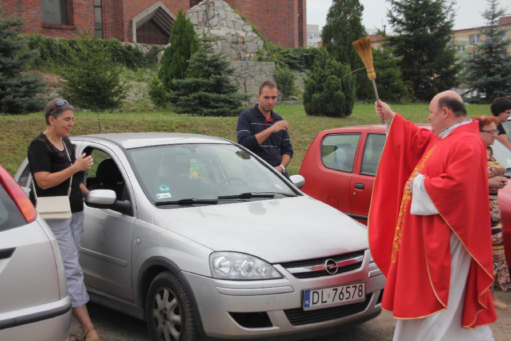 Święcenie pojazdów przed kościołem