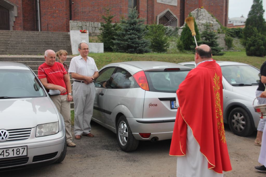 Święcenie pojazdów przed kościołem