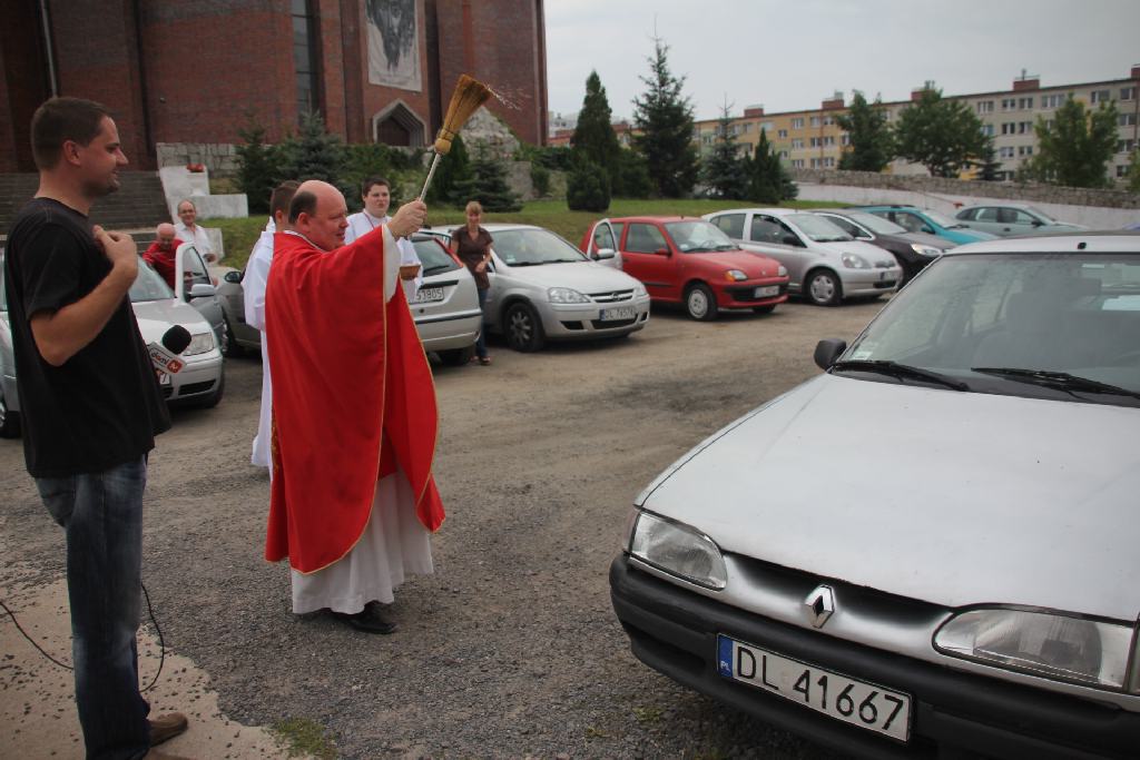 Święcenie pojazdów przed kościołem