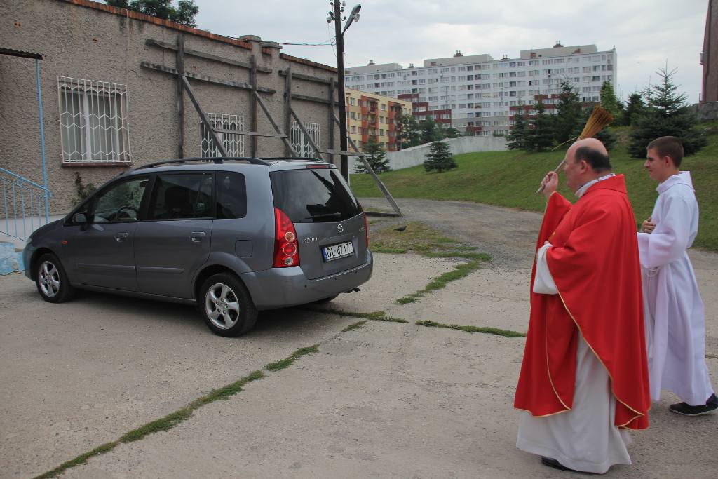 Święcenie pojazdów przed kościołem