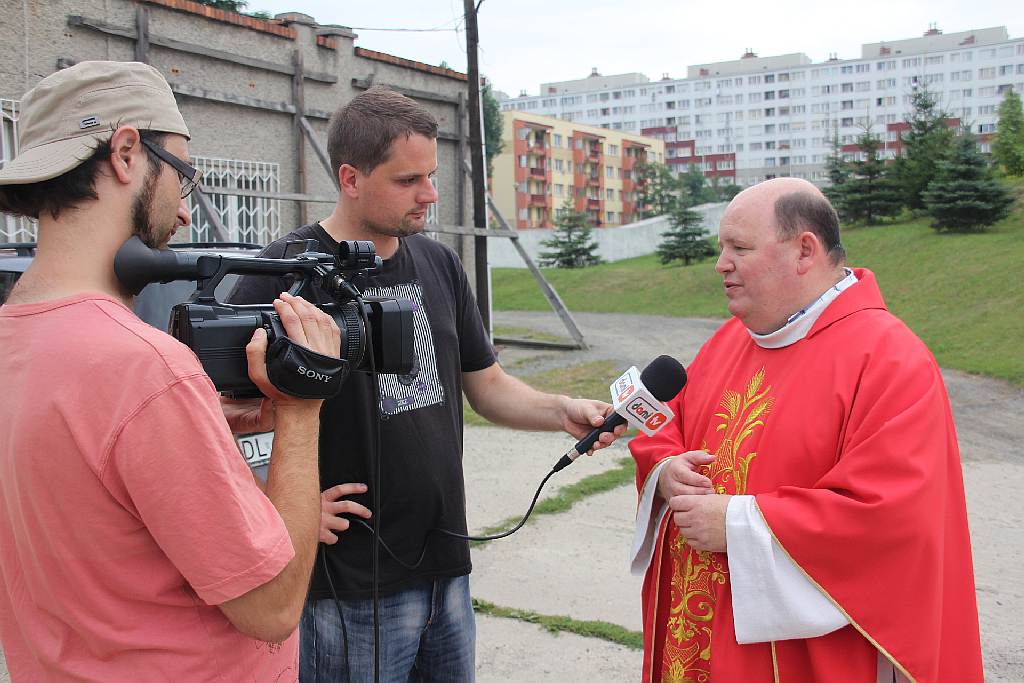 Święcenie pojazdów przed kościołem