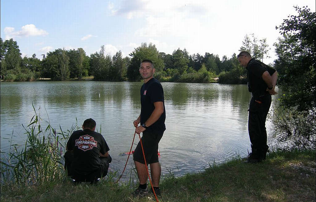 Akcja wyławiania samochodu z jeziora w Rokitkach