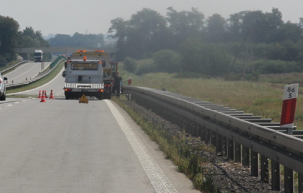 Lawetą do rowu na autostradzie