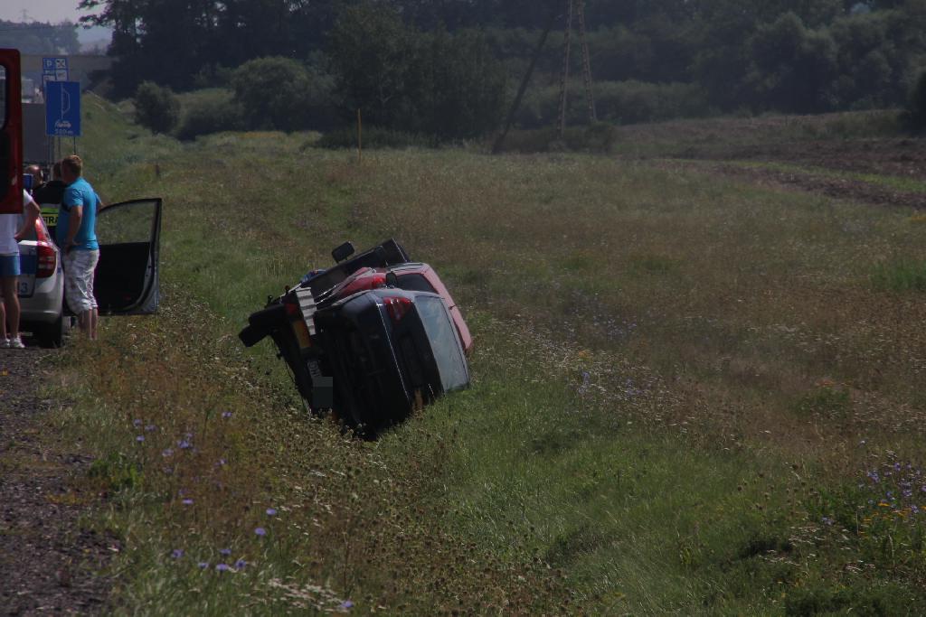 Lawetą do rowu na autostradzie