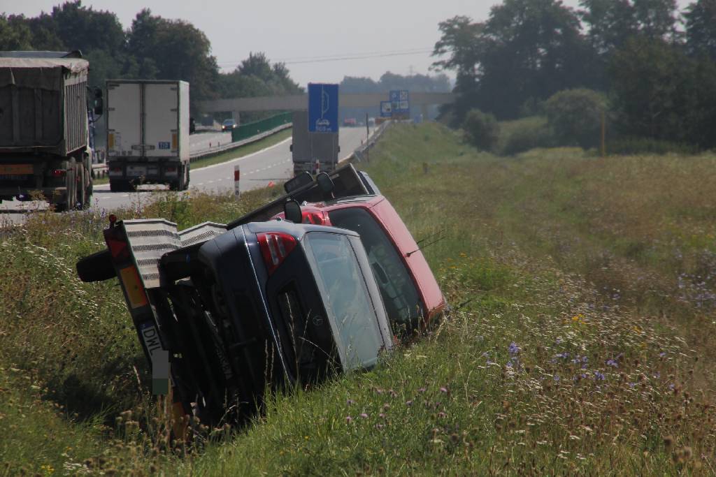 Lawetą do rowu na autostradzie