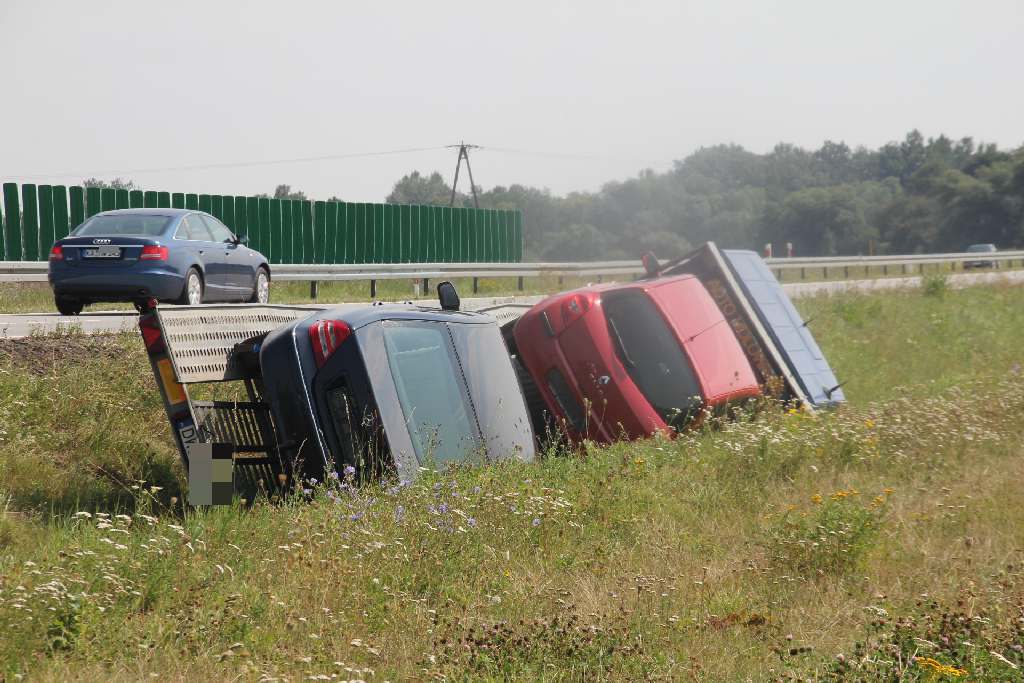 Lawetą do rowu na autostradzie