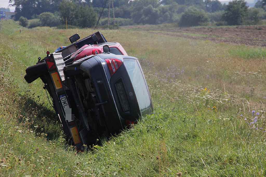 Lawetą do rowu na autostradzie