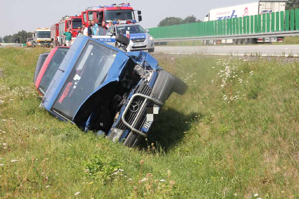 Lawetą do rowu na autostradzie
