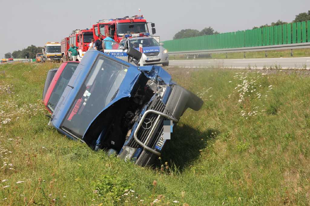 Lawetą do rowu na autostradzie