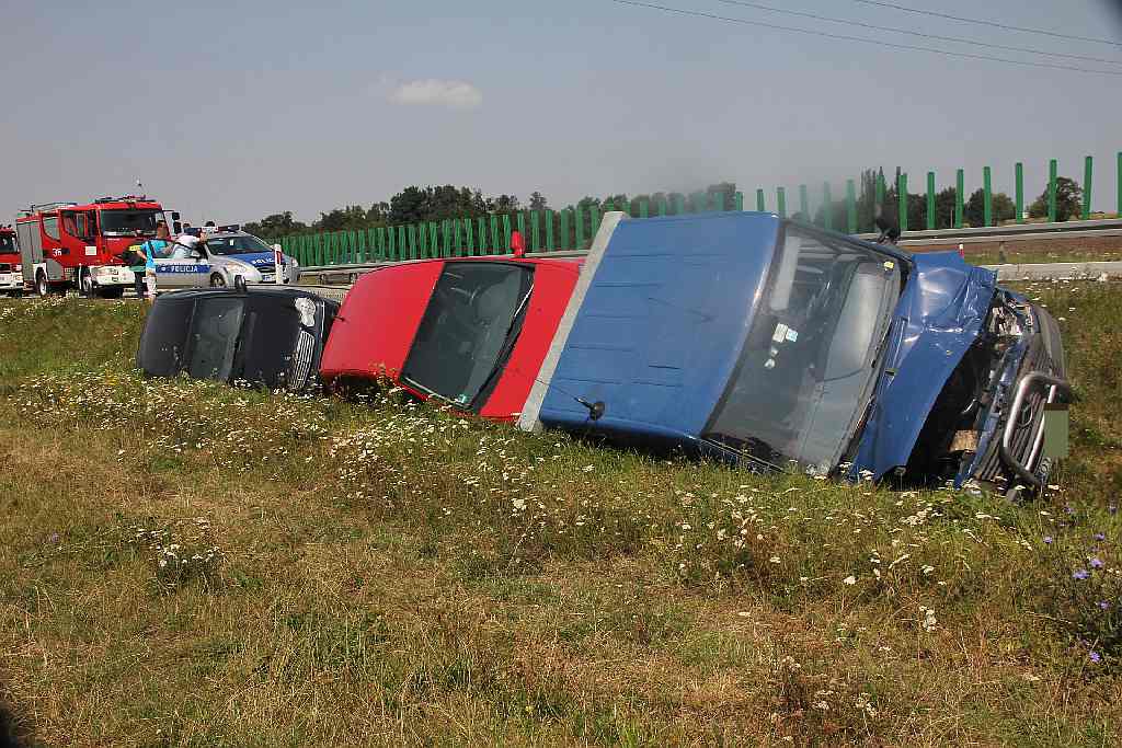 Lawetą do rowu na autostradzie