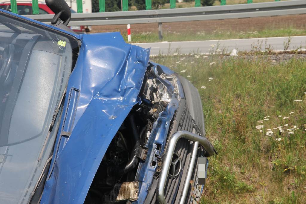 Lawetą do rowu na autostradzie