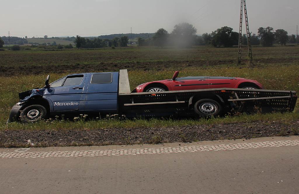 Lawetą do rowu na autostradzie