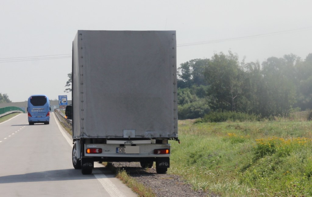 Lawetą do rowu na autostradzie