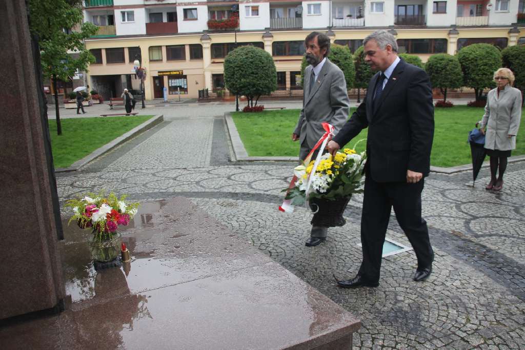 Solidarność złożyła kwiaty pod pomnikiem Papieża