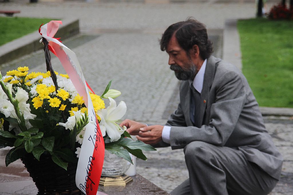 Solidarność złożyła kwiaty pod pomnikiem Papieża