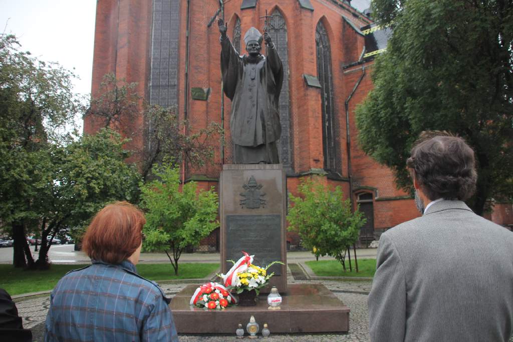 Solidarność złożyła kwiaty pod pomnikiem Papieża