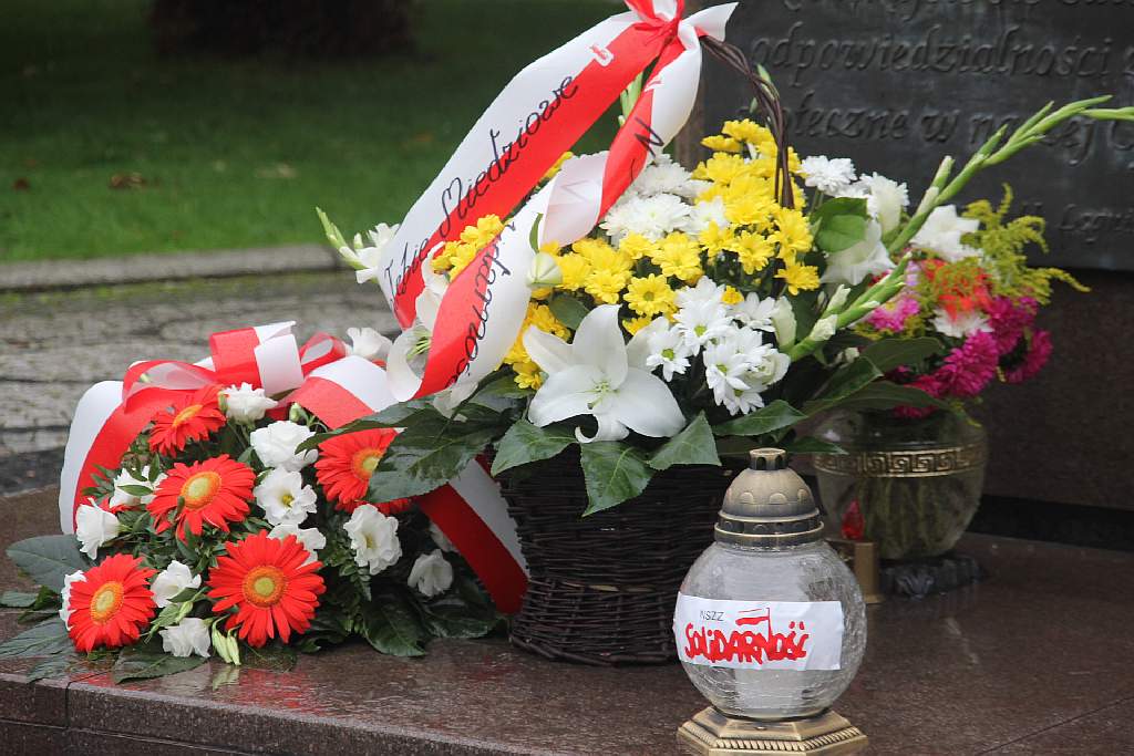 Solidarność złożyła kwiaty pod pomnikiem Papieża
