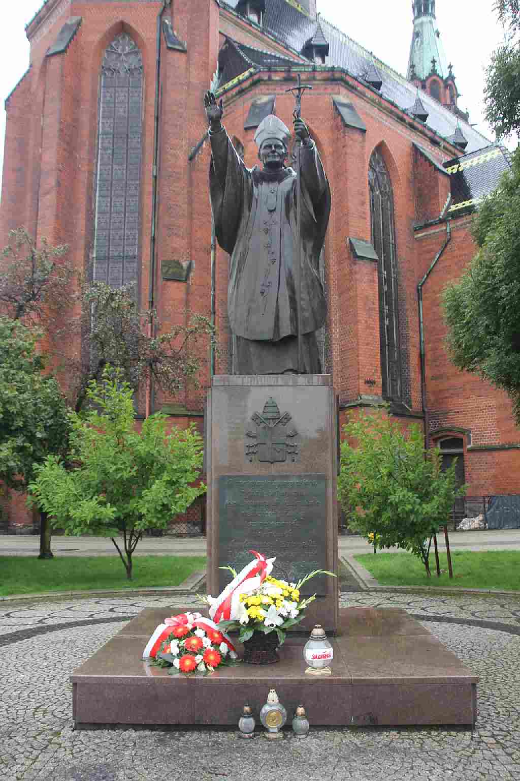 Solidarność złożyła kwiaty pod pomnikiem Papieża