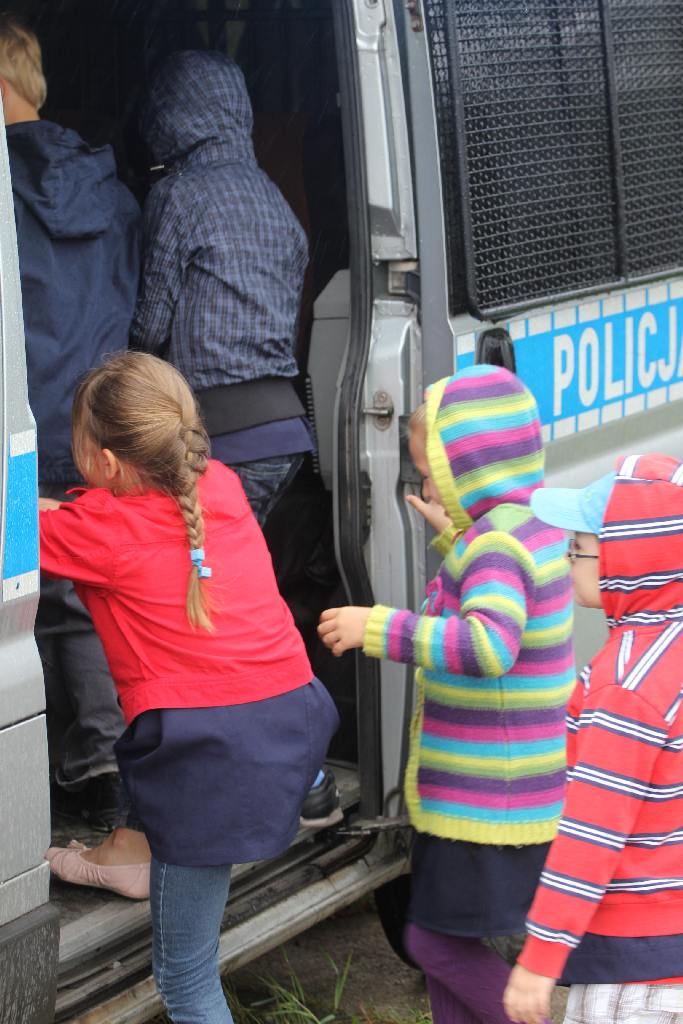 Granat w pobliżu szkoły! Uczniowie ewakuowani