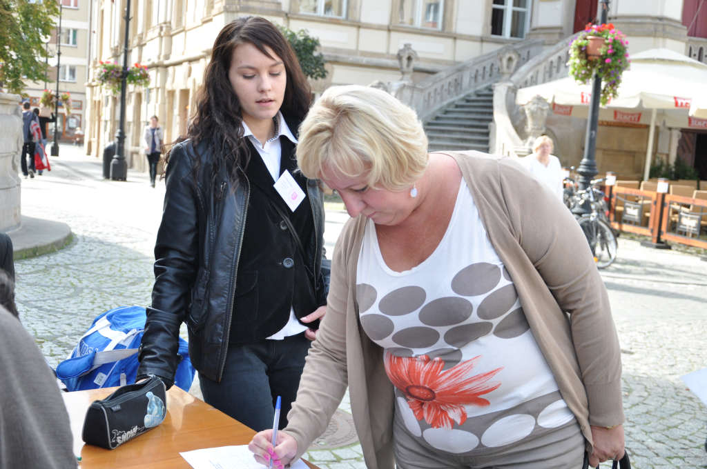 Młodzi radni zbierają w Rynku podpisy