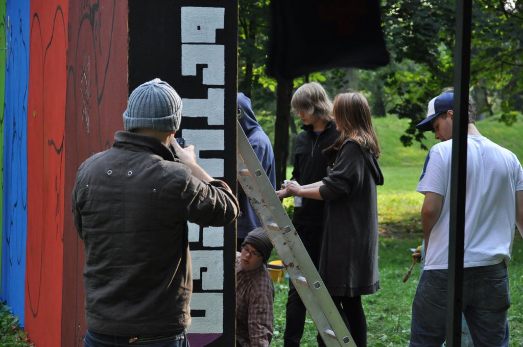 Mural i koncert na zakończenie festiwalu Between the Wall