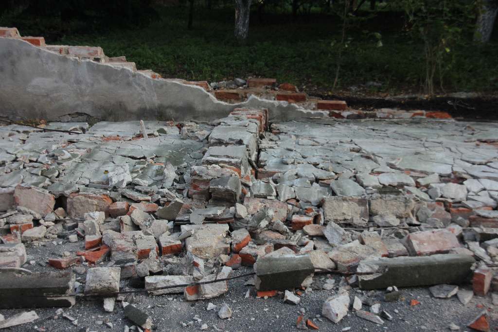 Zawalił się mur klasztoru franciszkanów 
