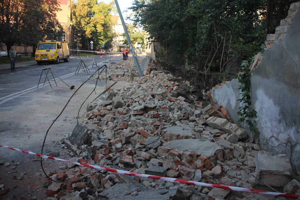 Zawalił się mur klasztoru franciszkanów 
