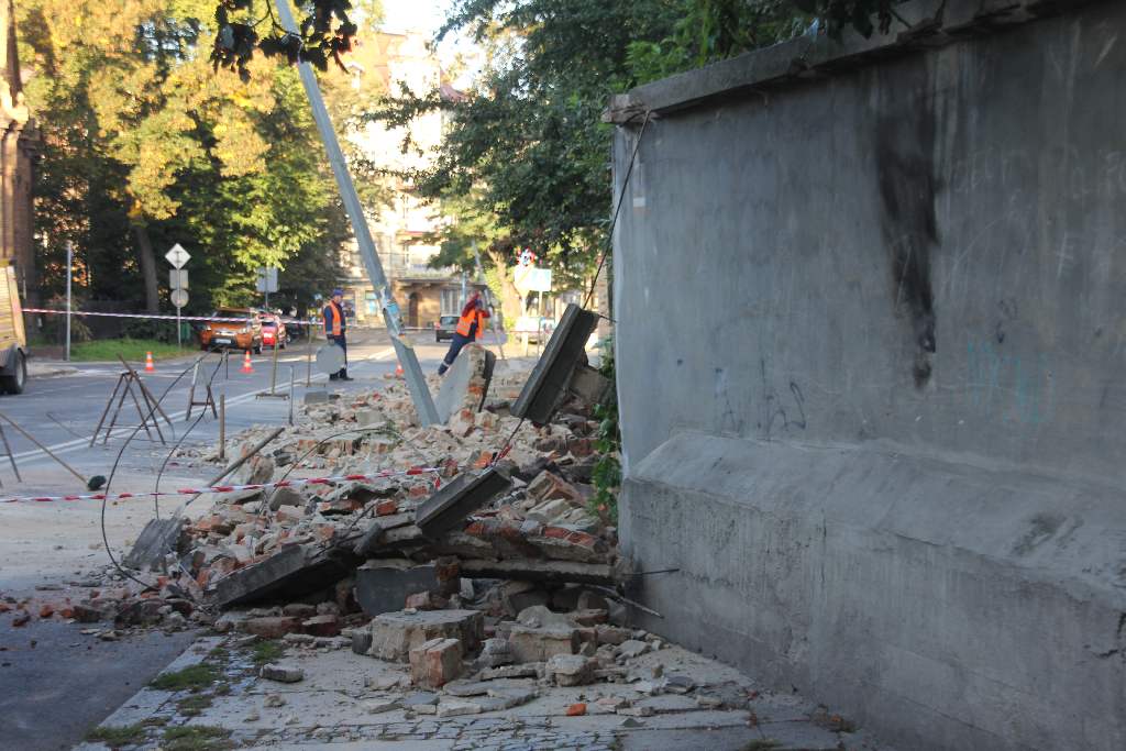 Zawalił się mur klasztoru franciszkanów 
