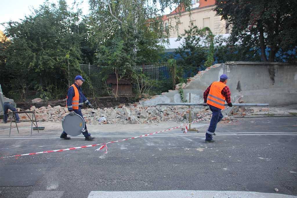 Zawalił się mur klasztoru franciszkanów 
