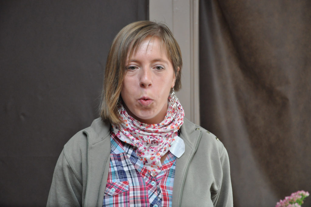 Uczestnicy Warsztatów Terapii Zajęciowej śpiewają w Fame