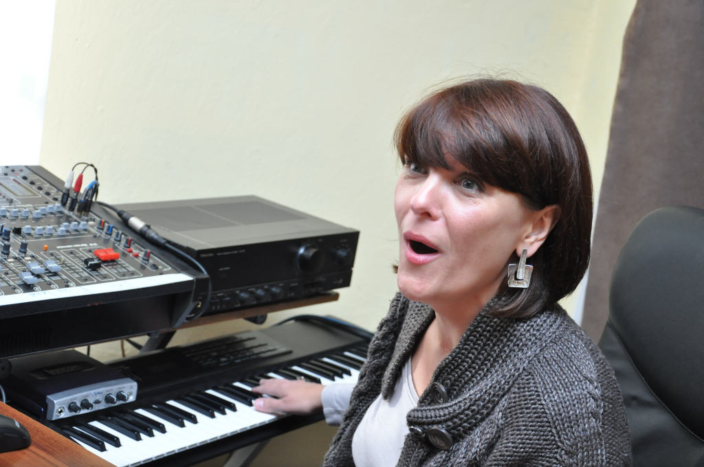 Uczestnicy Warsztatów Terapii Zajęciowej śpiewają w Fame