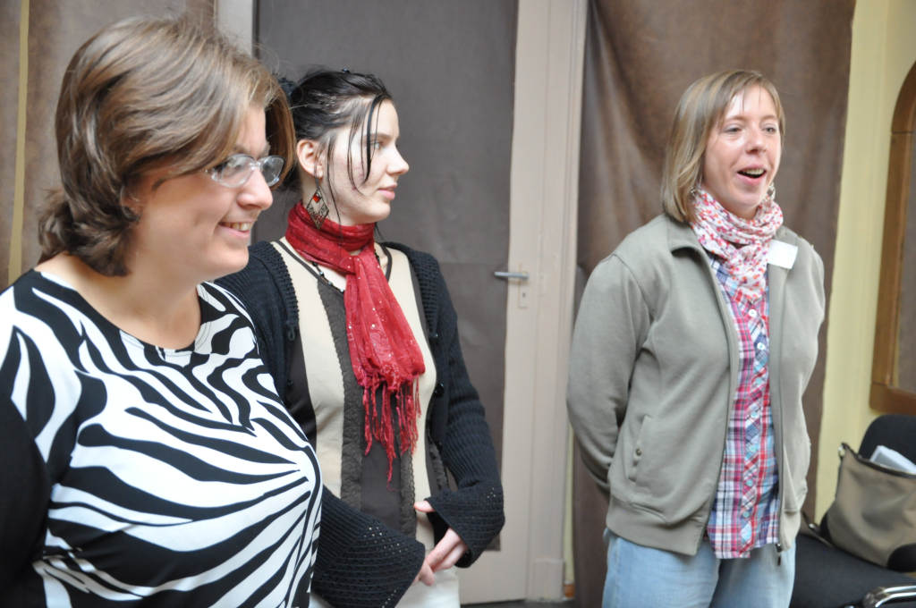 Uczestnicy Warsztatów Terapii Zajęciowej śpiewają w Fame