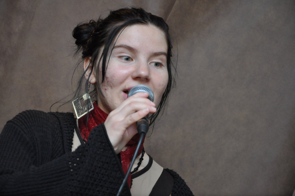 Uczestnicy Warsztatów Terapii Zajęciowej śpiewają w Fame