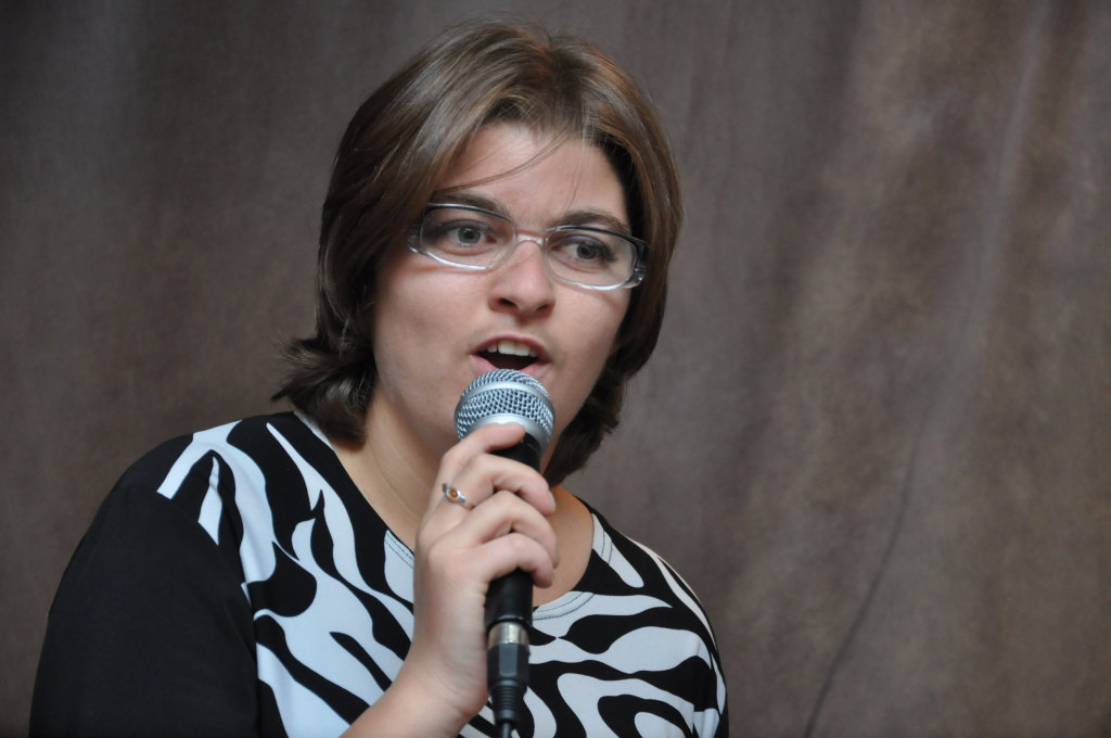 Uczestnicy Warsztatów Terapii Zajęciowej śpiewają w Fame