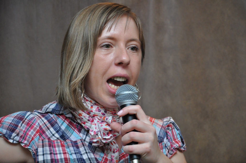 Uczestnicy Warsztatów Terapii Zajęciowej śpiewają w Fame